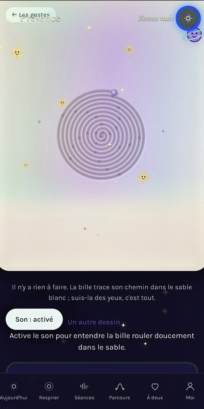 La bille de sable trace une spirale dans le sable blanc